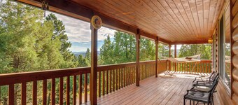 Alton Cabin w/ Deck ~ 2 Mi to Dixie Nat'l Forest!