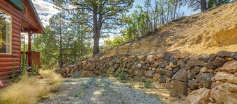 Alton Cabin w/ Deck ~ 2 Mi to Dixie Nat'l Forest!