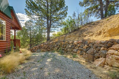 Alton Cabin w/ Deck ~ 2 Mi to Dixie Nat'l Forest!
