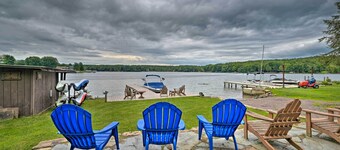 Indian Lake Retreat w/ Wet Bar & Covered Deck