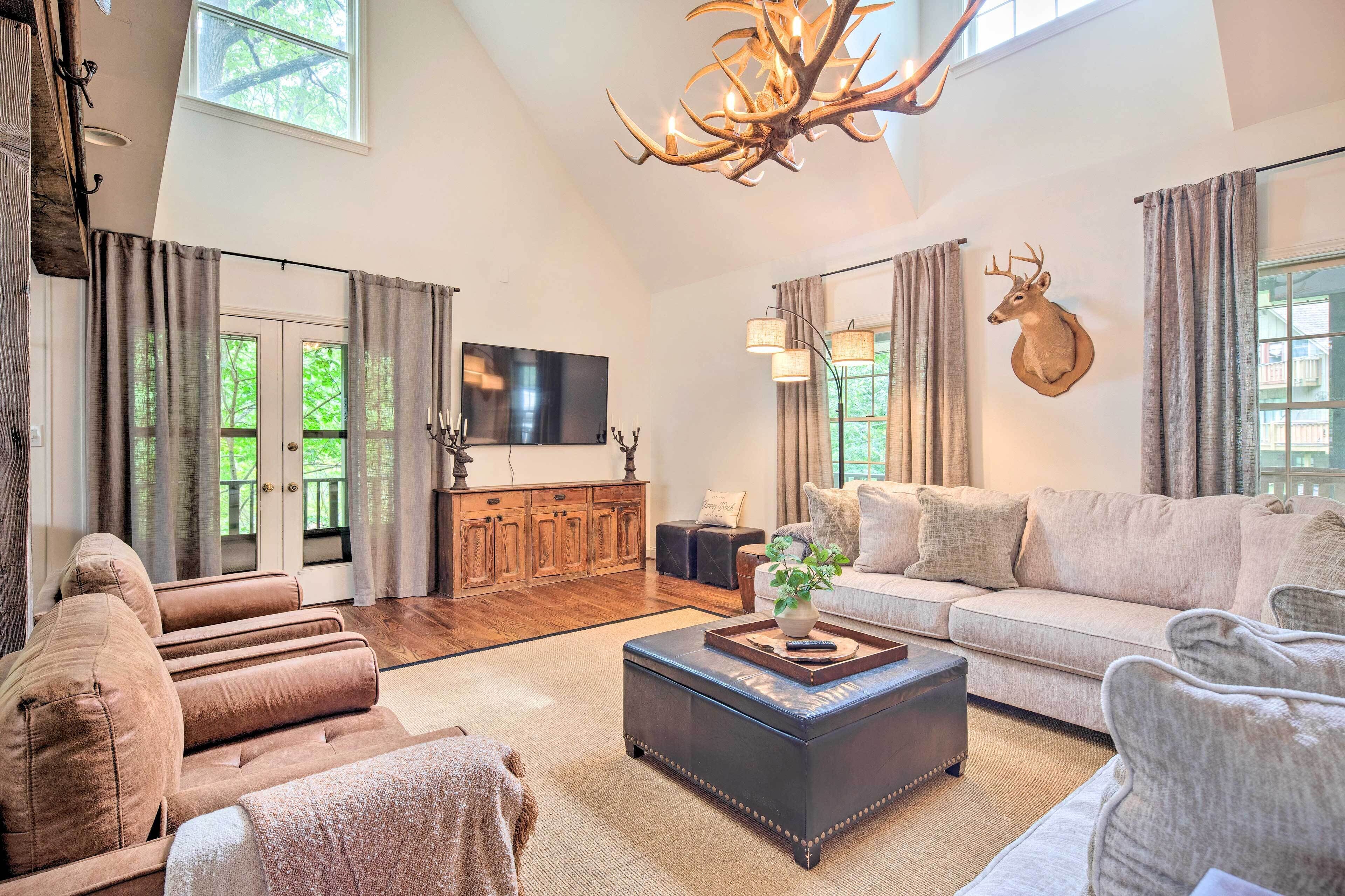 Group Getaway ~ 1 Mi to Chimney Rock Village!