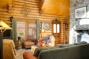House (3 Bedrooms) | Interior - 'lacy's Log Cabin' Alto Home w/ Mountain Views! (Alto)