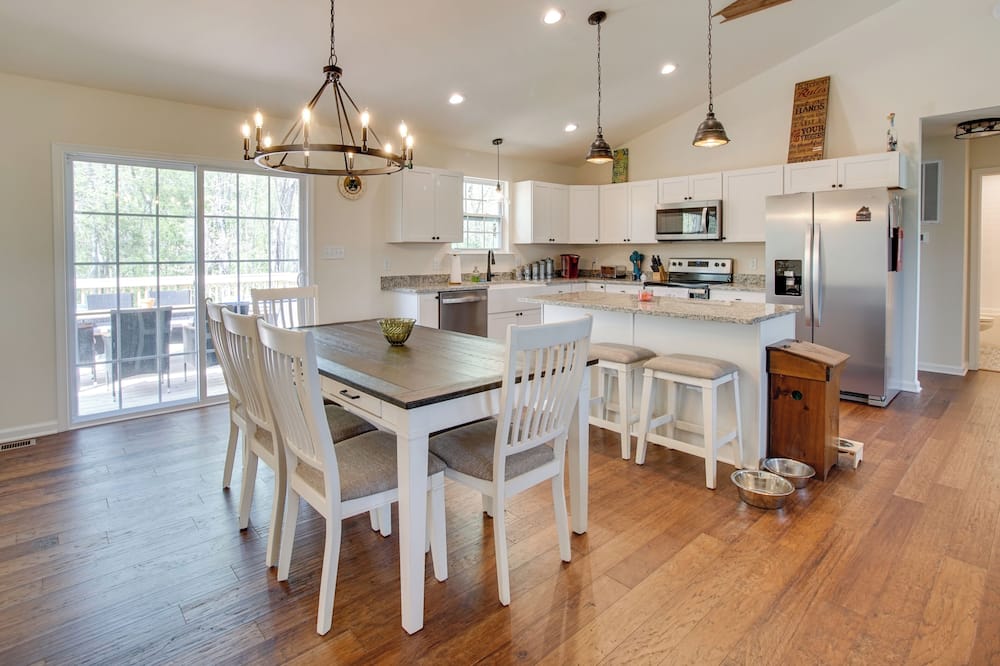 Near Lake Anna: Gem w/ Saltwater Pool & Arcade! - Lake Louisa, VA