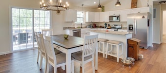 Near Lake Anna: Gem w/ Saltwater Pool & Arcade!