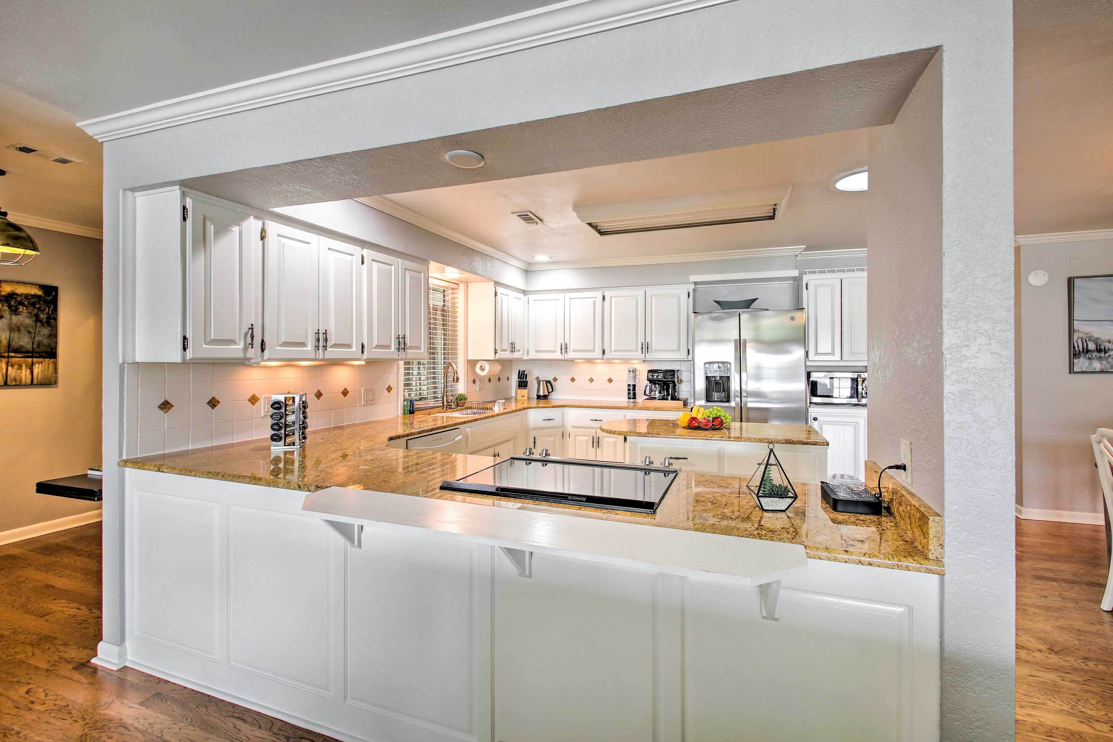 Hot Springs Hideaway on Lake w/ Kayaks & Dock!