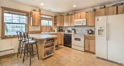 Inviting Townhome: 30 Mi to Yellowstone NP!