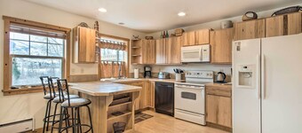 Inviting Townhome: 30 Mi to Yellowstone NP!