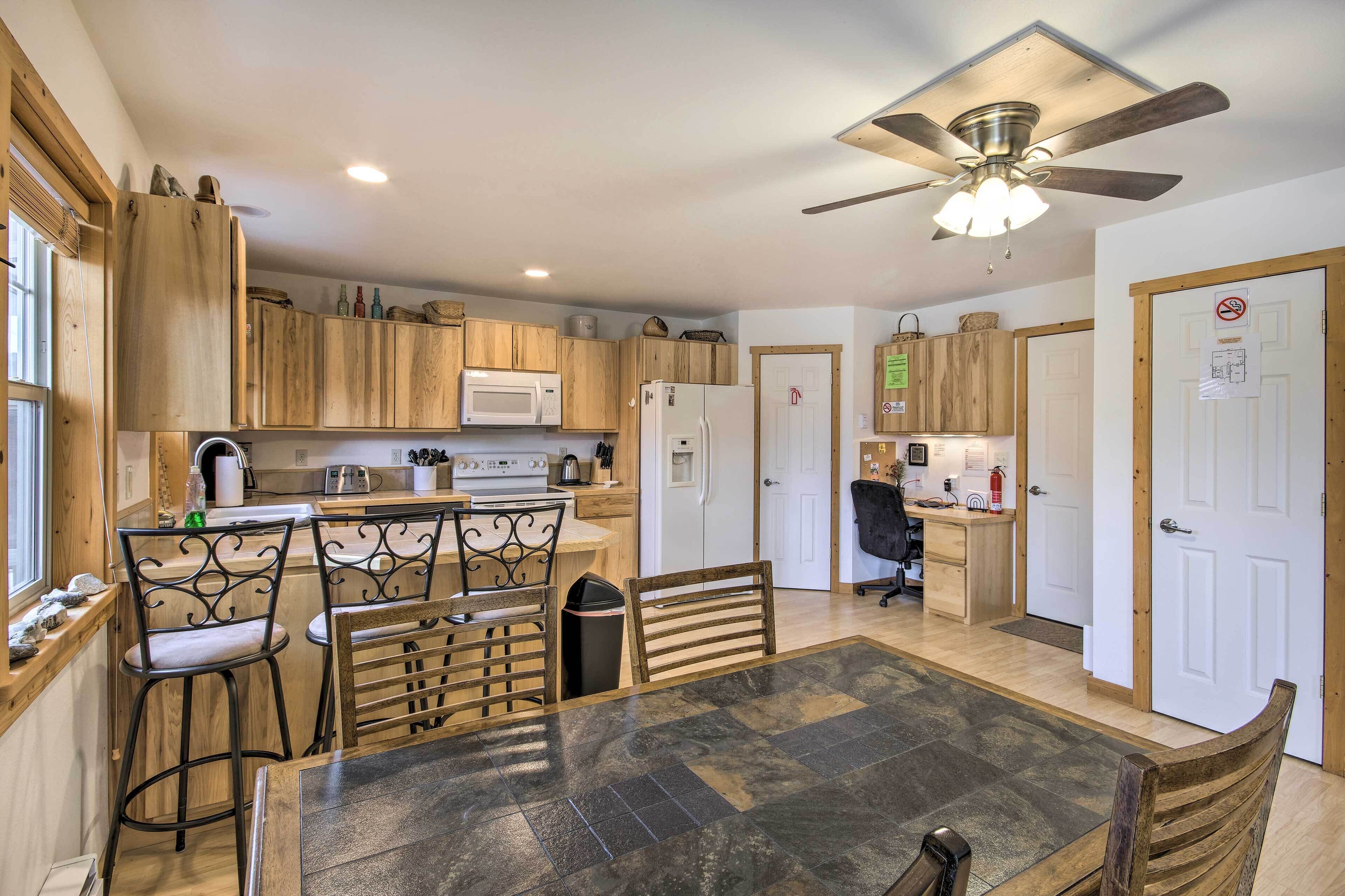 Inviting Townhome: 30 Mi to Yellowstone NP!