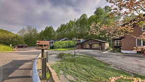 A residential area with houses, a gravel driveway, and a wooden fence. - 'loretta' Sun-kissed Apt on Country Music Hwy (Hagerhill)