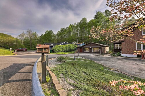 'loretta' Sun-kissed Apt on Country Music Hwy