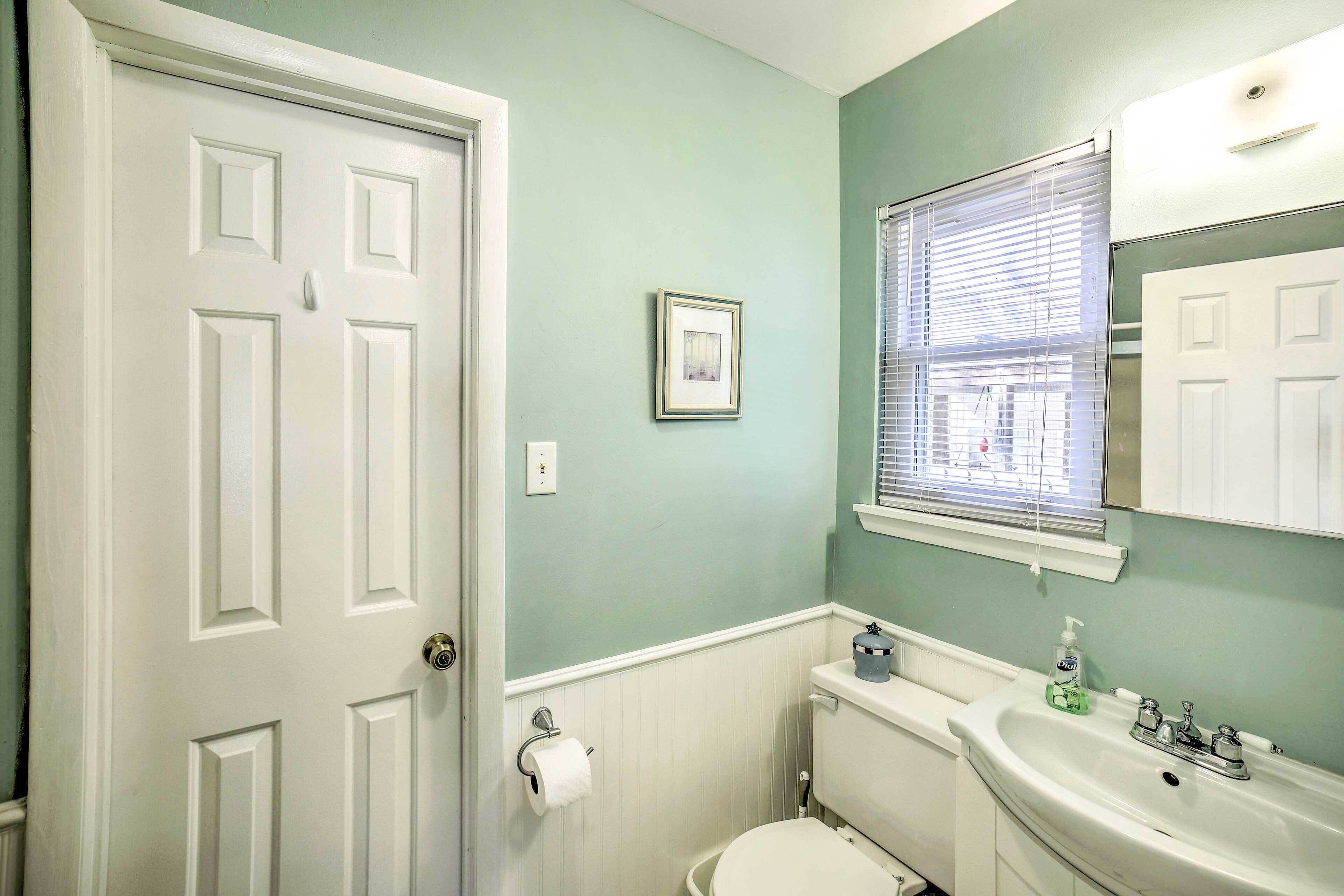 Un baño con inodoro, lavabo y una puerta.
