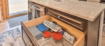 Cozy Wisconsin Studio, 11 Mi to Lake Geneva!