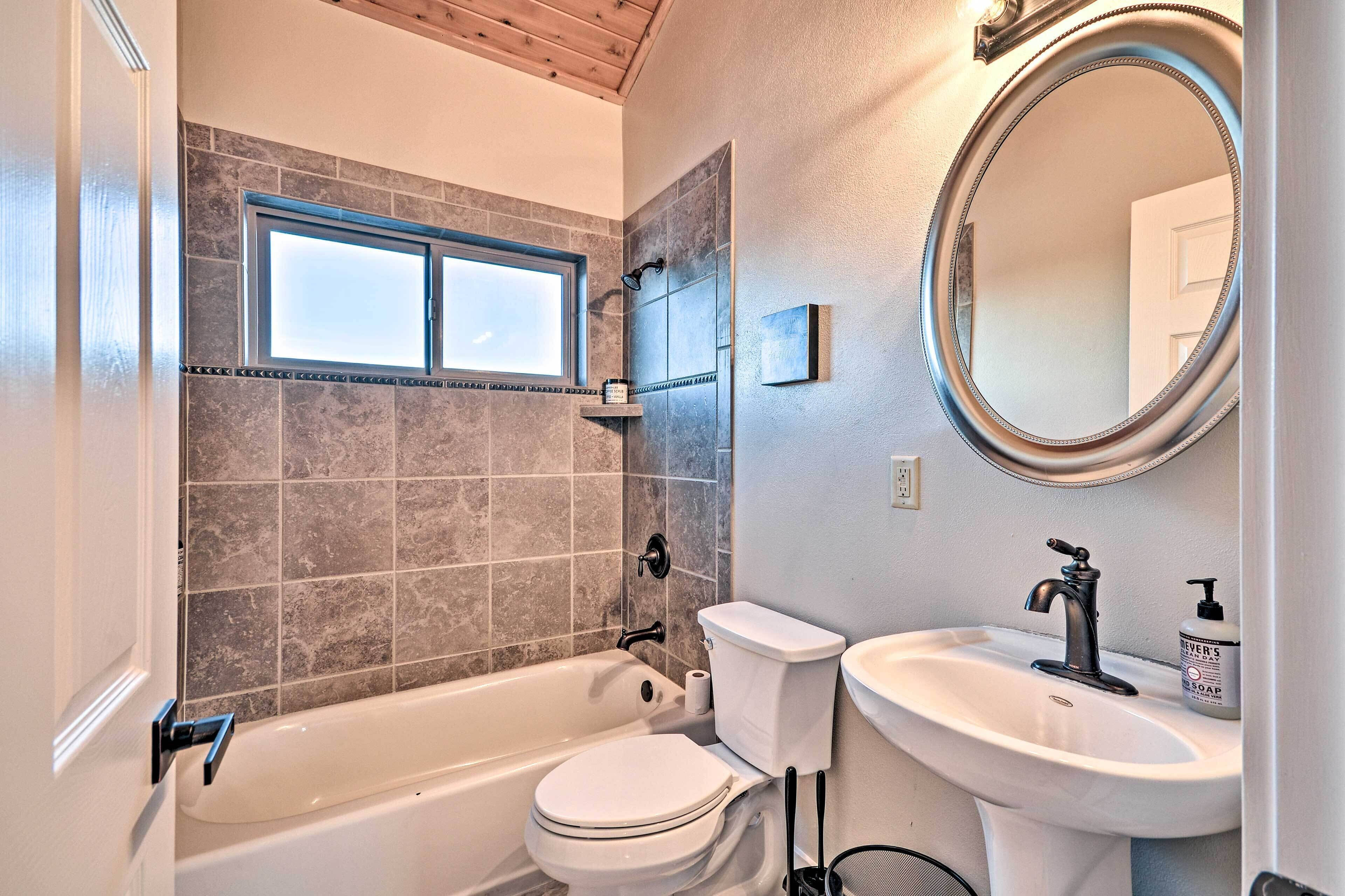 Une salle de bain avec une baignoire, des toilettes et un lavabo.