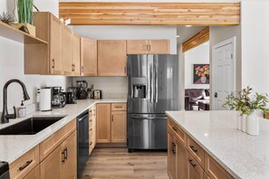 House (3 Bedrooms) | Private kitchen | Microwave, oven, stovetop, dishwasher