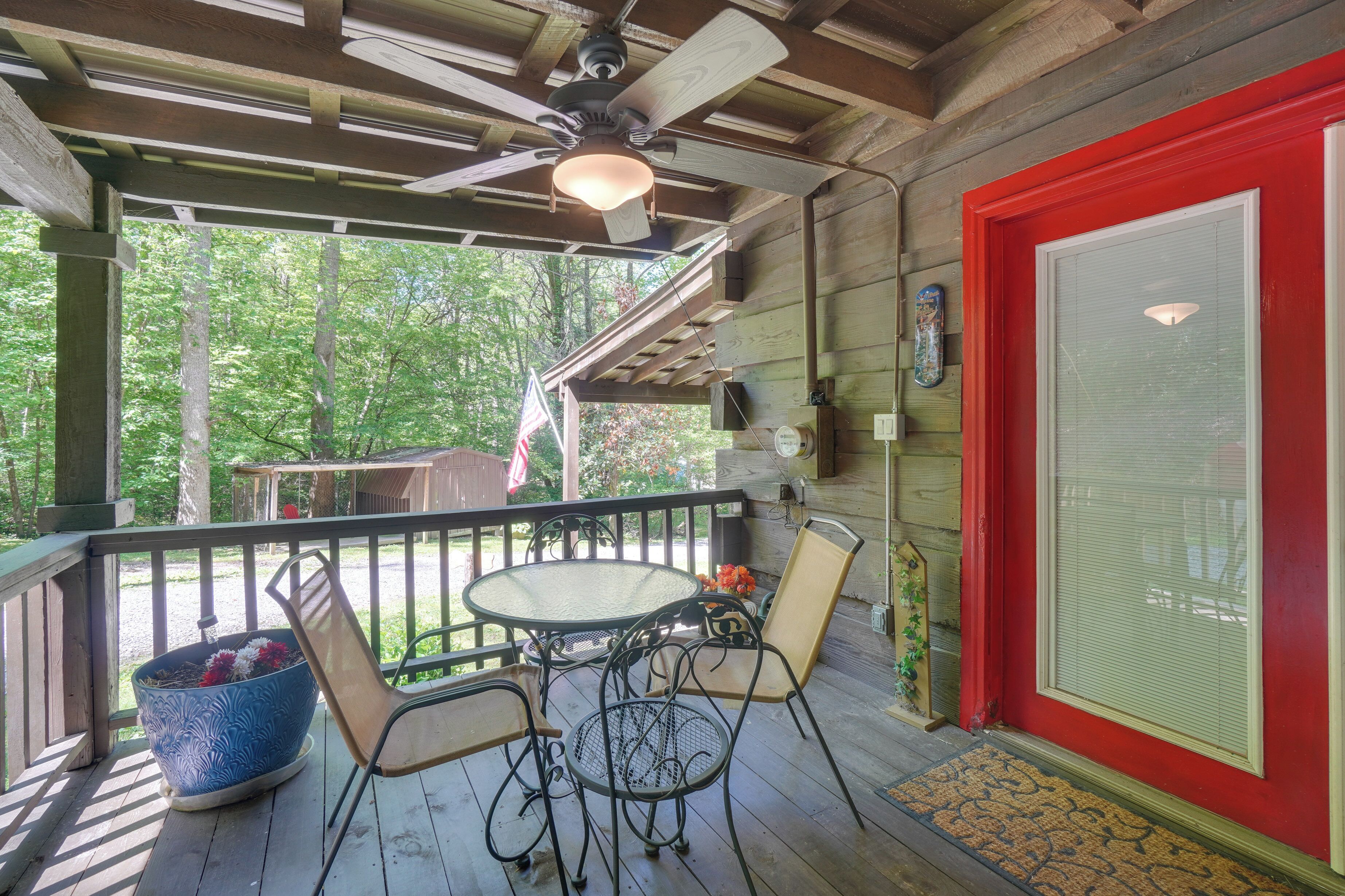 Cozy Tellico Plains Cabin w/ Large Mountain Creek!