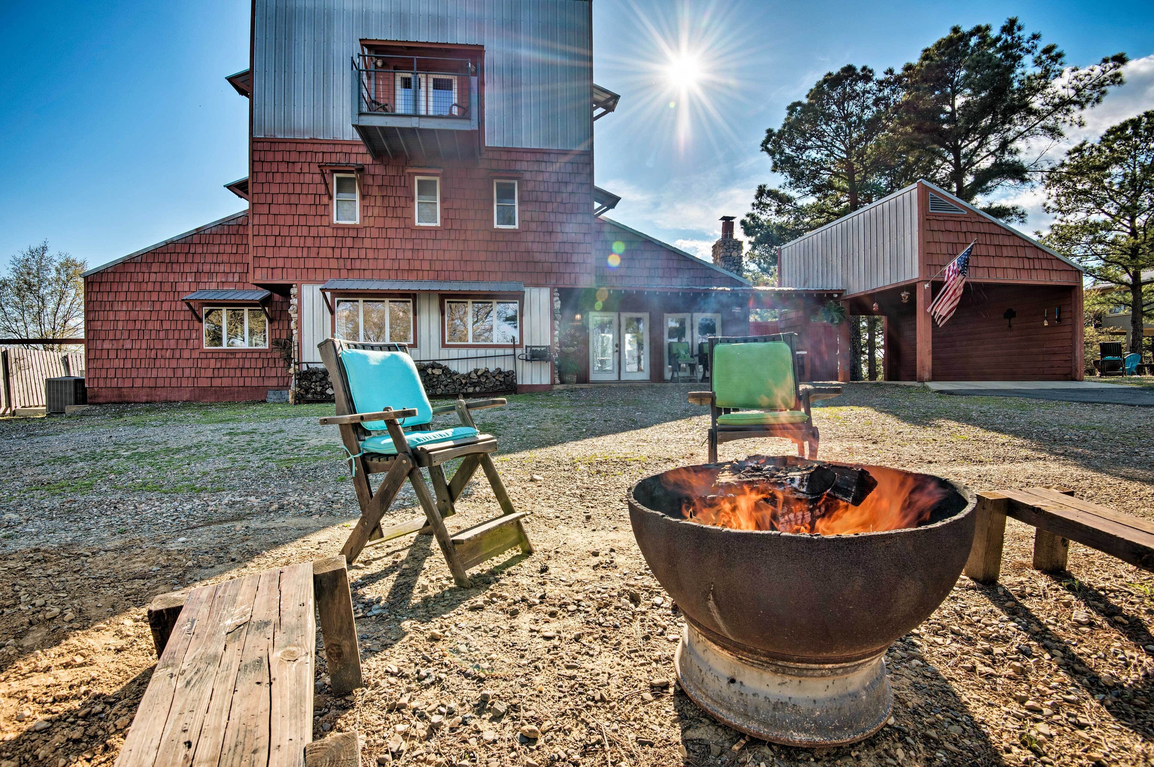 Un edificio rústico con un pozo de fuego y zona de estar al aire libre.