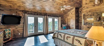 Broken Bow Mountaintop Home w/ Hot Tub!