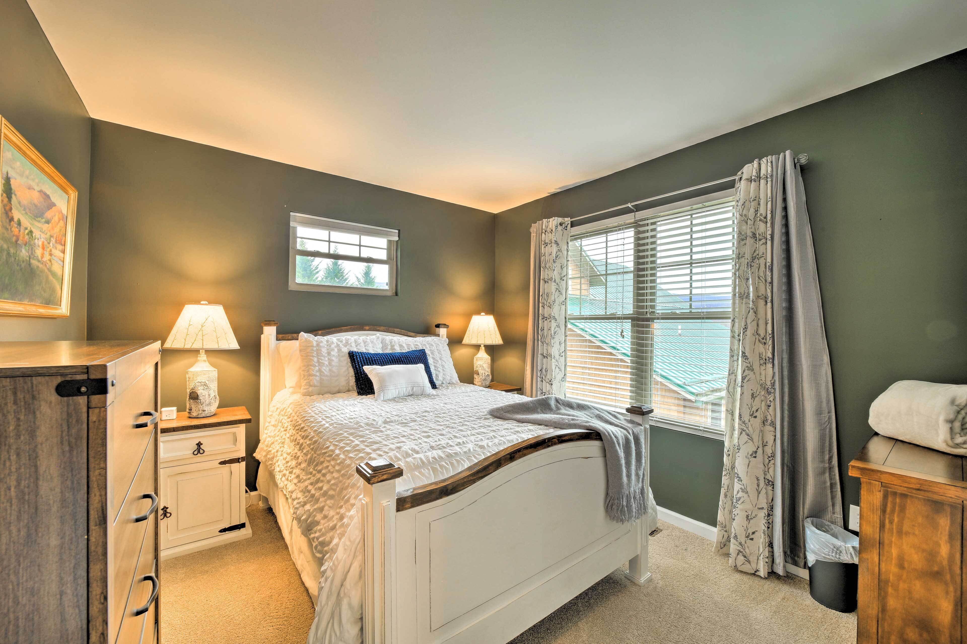 Mountain-view Apt in Canton w/ Mod Interior!