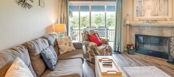 Ocean Shores Condo w/ Balcony < 1 Mi to Beach!