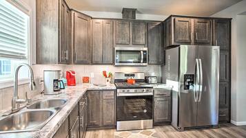 House (3 Bedrooms) | Dapur peribadi | Ketuhar gelombang mikro, ketuhar, dapur, mesin basuh pinggan mangkuk