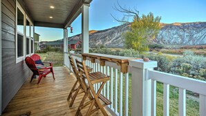 A wooden deck with chairs and a railing overlooking a mountainous landscape. - Magnificent Gypsum Retreat on the Colorado River! (Gypsum)