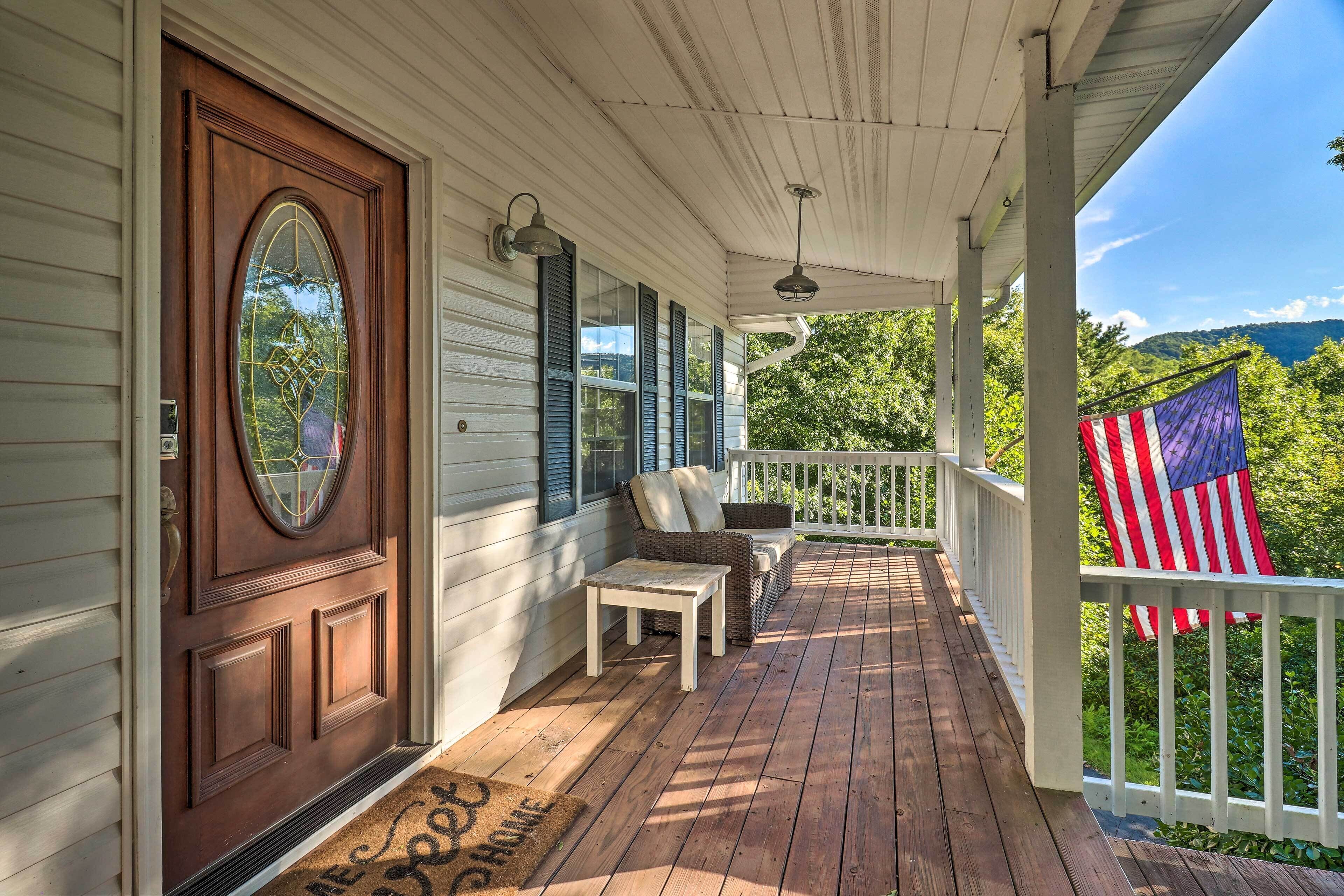 Mills River Hideaway w/ Front Porch & Mtn Views!