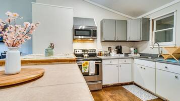 獨棟房屋 (2 Bedrooms) | 私人廚房 | 微波爐、烤箱、爐台、鍋具/餐盤/廚房用品