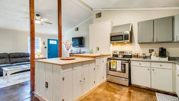 獨棟房屋 (2 Bedrooms) | 私人廚房 | 微波爐、烤箱、爐台、鍋具/餐盤/廚房用品