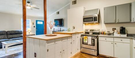 House (2 Bedrooms) | Private kitchen | Microwave, oven, stovetop, cookware/dishes/utensils