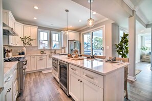 House (5 Bedrooms) | Private kitchen | Microwave, oven, stovetop, dishwasher - Ocean City House Rental < 1 Mile to Beach! (Ocean City)