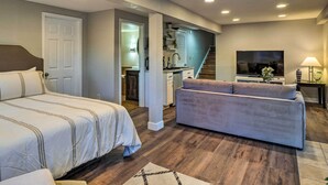 Une chambre moderne avec un grand lit, un canapé et une télévision.