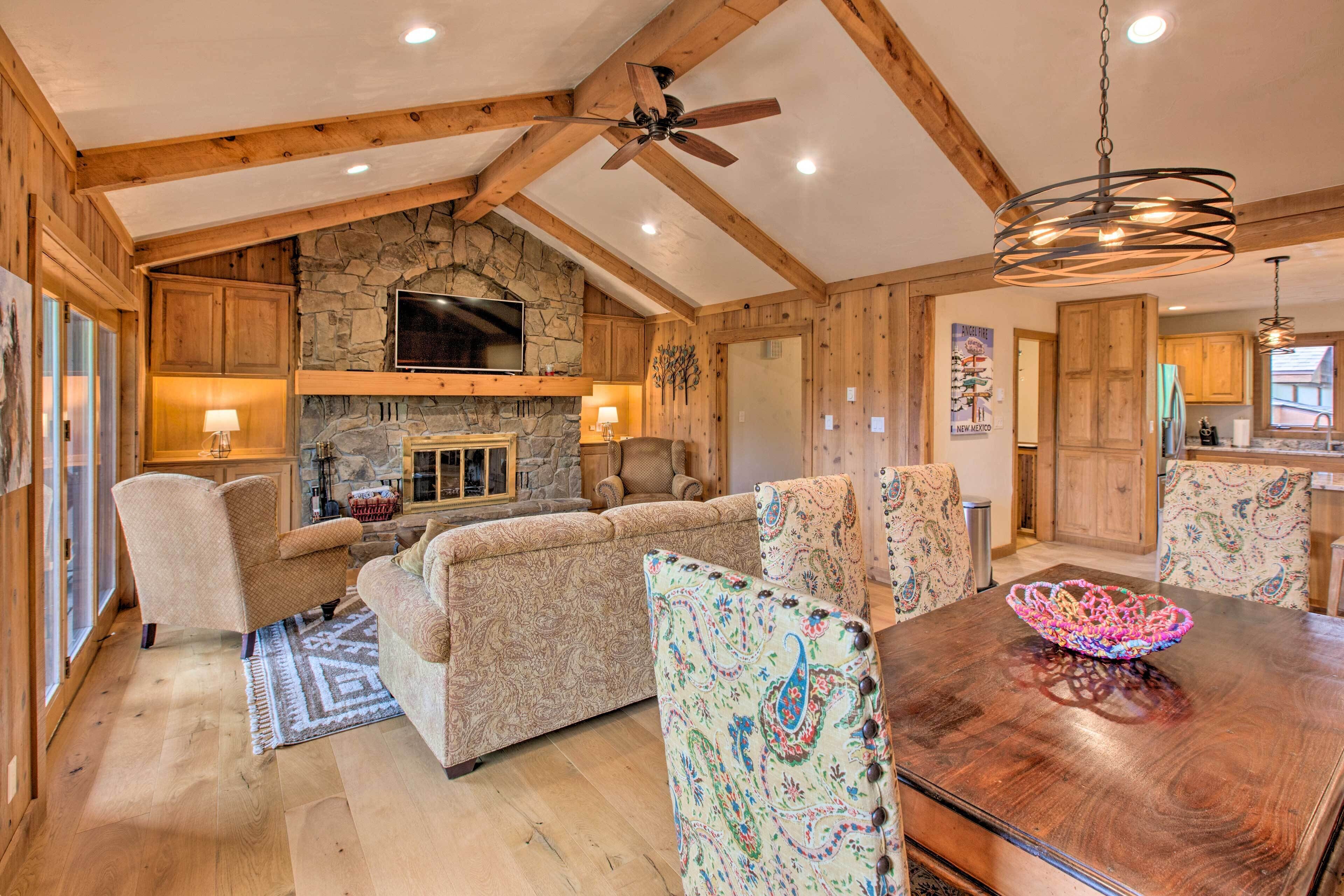 Mountain Townhome 3 Mi to Angel Fire Resort!