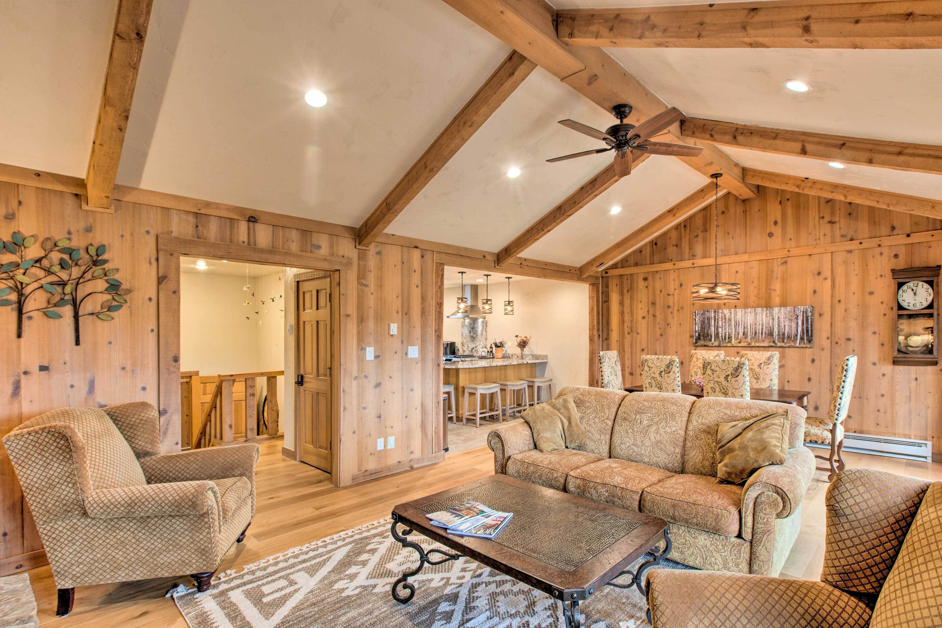 Mountain Townhome 3 Mi to Angel Fire Resort!