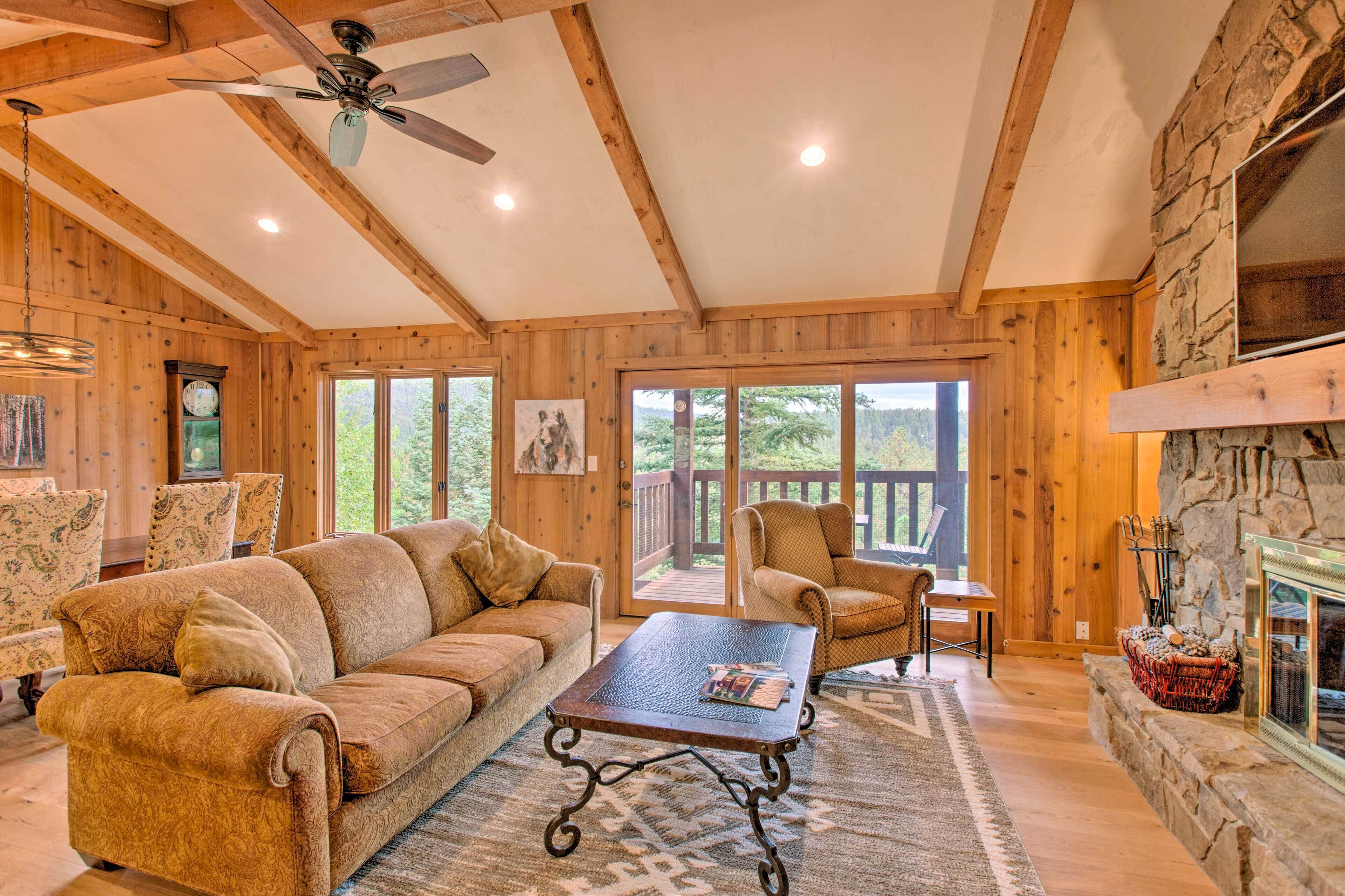 Mountain Townhome 3 Mi to Angel Fire Resort!