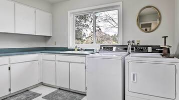 House (5 Bedrooms) | Interior