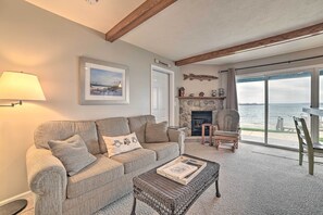 アパートメント (1 Bedroom) | リビング エリア | テレビ、暖炉、書庫