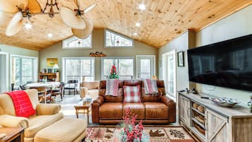 House (5 Bedrooms) | Interior