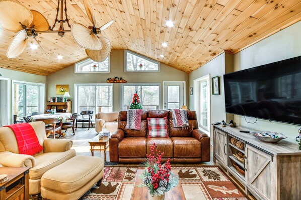 House (5 Bedrooms) | Interior - Riverfront Newland Home w/ Pool & Golf Club Access (Newland)