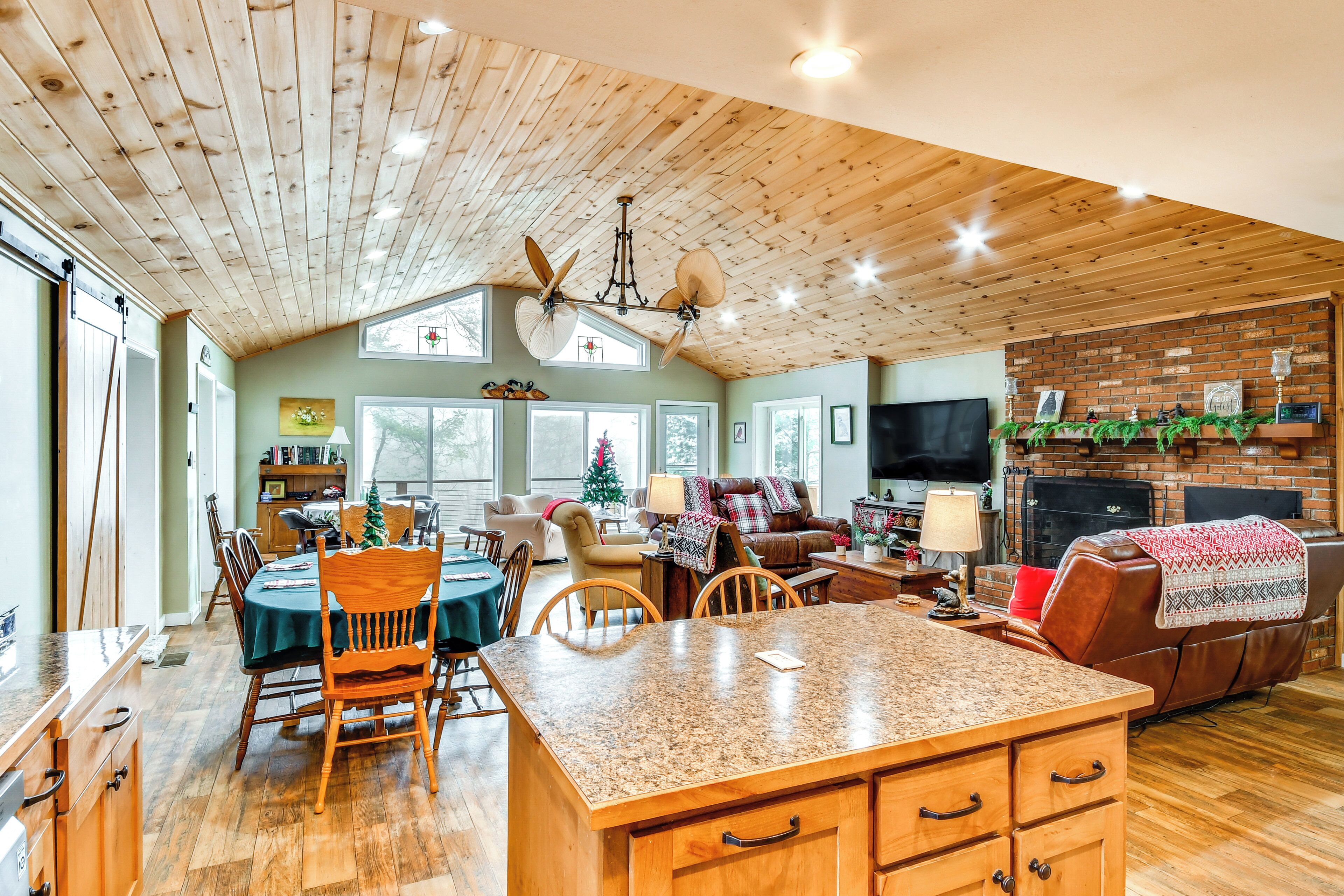 House (5 Bedrooms) | Interior