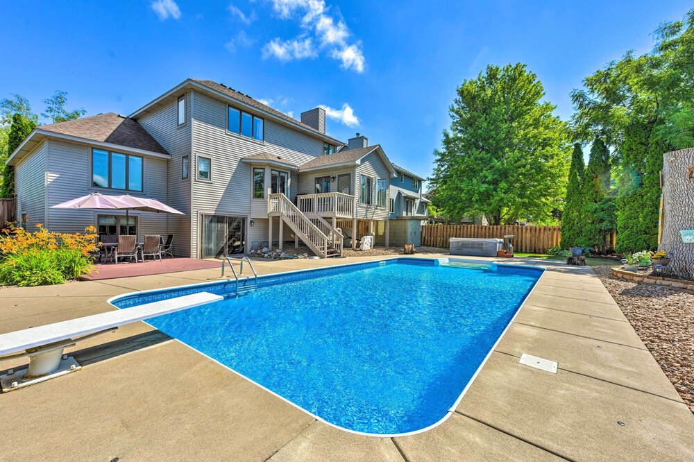 Pet-friendly Maple Grove Gem w/ Private Yard!