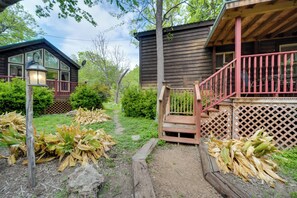 Eine rustikale Holzhütte mit einer Holzterrasse und einer Veranda.