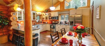 Riverside Log Cabin: On-site Aurora Viewing!