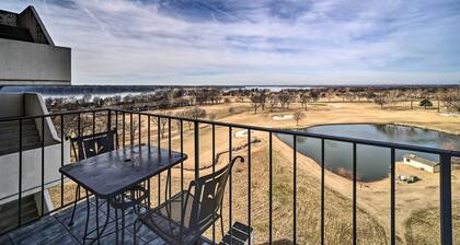 Balcony & Lake View: Modern Condo in Monkey Island
