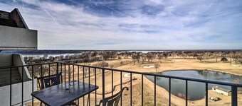 Balcony & Lake View: Modern Condo in Monkey Island