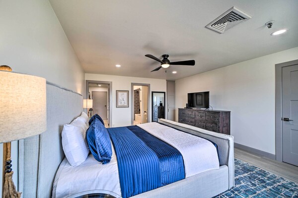 Balcony & Lake View: Modern Condo In Monkey Island - Grove, OK