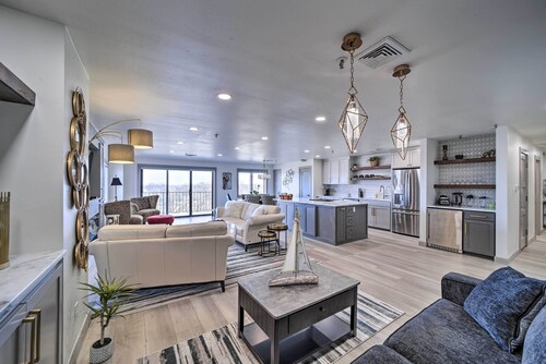 Balcony & Lake View: Modern Condo in Monkey Island