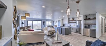 Balcony & Lake View: Modern Condo in Monkey Island