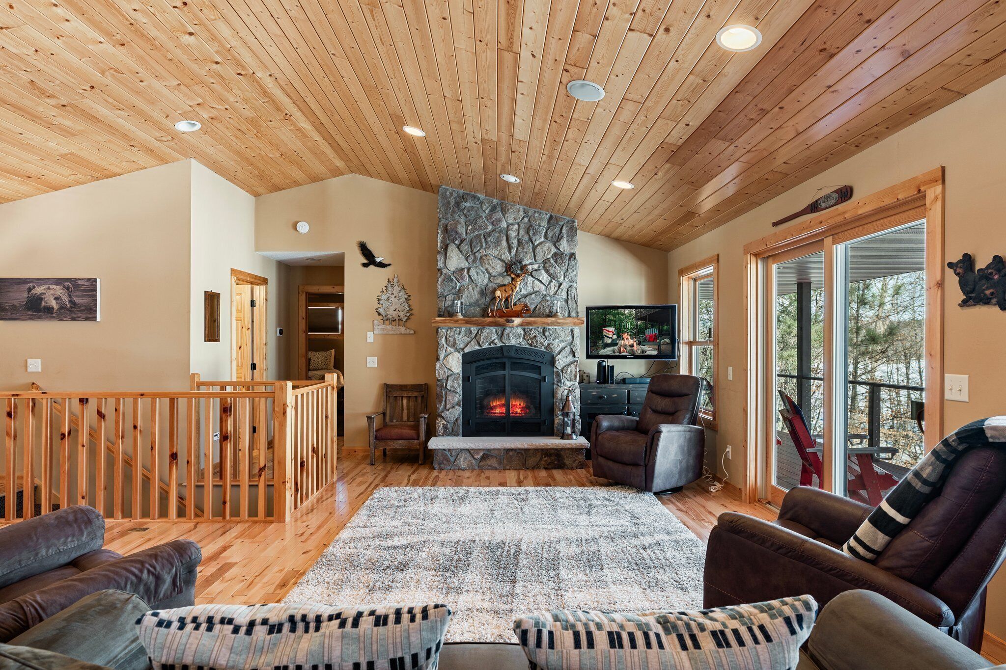 Smart TV, fireplace, books, stereo