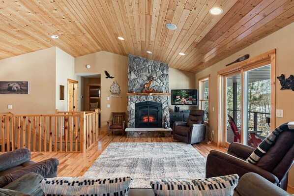 Smart TV, chimenea, libros y estéreo 