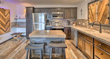 4 Mi to Dtwn: Rustic Fort Worth Apt